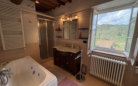 Casa Max: Spiegel, Badewanne, Eigentum, Armatur, Fenster, Pflanze, Badezimmer, Zapfhahn, Gebäude, Interior Design