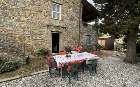 Casa Max: Pflanze, Gebäude, Fenster, Tabelle, Strassenbelag, Haus, Baum, Gartenmöbel, Holz, Tisch Im Freien