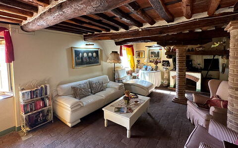 Borgo Bucatra Buonvento: Couch, Möbel, Tabelle, Bilderrahmen, Beleuchtung, Interior Design, Wohnzimmer, Holz, Fussboden, Studio Couch