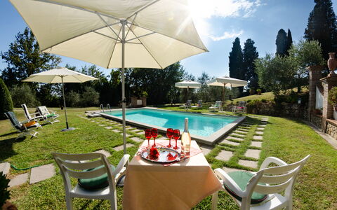 Villa Il Borghetto: Eigentum, Grundeigentum, Haus, Schwimmbad, Gebäude, Tabelle, Estate, Zuhause, Regenschirm, Hinterhof