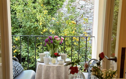 Alle Mura: Möbel, Interior Design, Tabelle, Stuhl, Blumentopf, Balkon, Glas, Zimmerpflanze