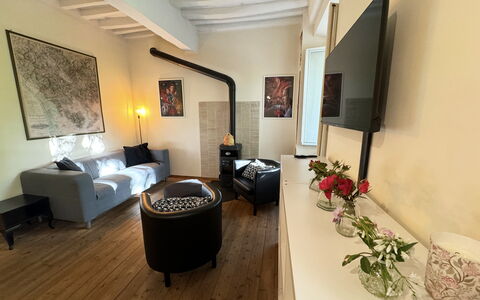 Alle Mura: Möbel, Interior Design, Flooring, Couch, Wand, Fussboden, Wohnzimmer, Holz, Zimmer, Beleuchtung
