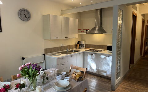 Alle Mura: Möbel, Interior Design, Flooring, Fussboden, Holz, Küche, Countertop, Decke, Zimmer, Küchengerät