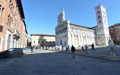 Casina Bella Di Lucca: Stadt, Wahrzeichen, \Stadt, Gebäude, Stadtplatz, Menschliche Siedlung, Öffentlicher Raum, Die Architektur, Plaza, Strasse