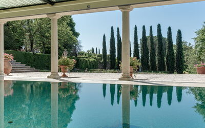 Terrazza e Libreria: Wasser, Pflanze, Himmel, Gebäude, Schwimmbad, Baum, Freizeit, Grundeigentum, Verbundwerkstoff, Landschaft