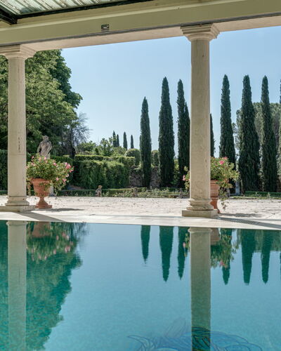 Terrazza e Libreria: Wasser, Pflanze, Himmel, Gebäude, Schwimmbad, Baum, Freizeit, Grundeigentum, Verbundwerkstoff, Landschaft