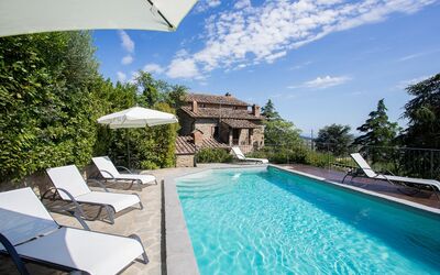Villa i Cocciai: Schwimmbad, Eigentum, Grundeigentum, Gebäude, Haus, Urlaub, Estate, Villa, Resort, Freizeit