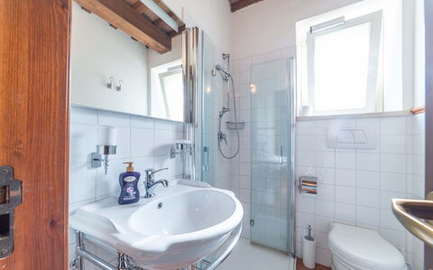 Ca Maggetti: Zapfhahn, Spiegel, Armatur, Sinken, Eigentum, Bad Sink, Lila, Badezimmer, Interior Design, Badewanne