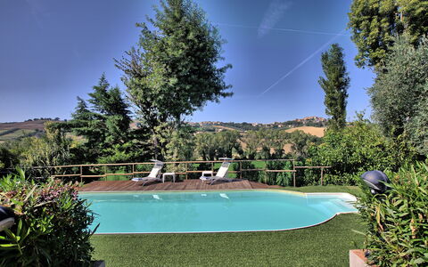 La Villa Di Ostra: Schwimmbad, Eigentum, Natur, Natürliche Landschaft, Grundeigentum, Estate, Haus, Baum, Gras, Zuhause