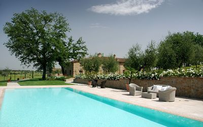Agriturismo i Grandi di Toscana: Wasser, Himmel, Pflanze, Wolke, Schwimmbad, Natur, Azurblau, Baum, Schatten, Rechteck