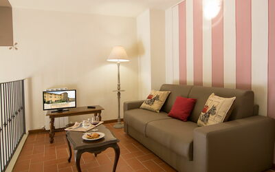 Appartamento 15 Merlot: Zimmer, Möbel, Eigentum, Interior Design, Wohnzimmer, Wand, Fussboden, Gebäude, Grundeigentum, Tabelle