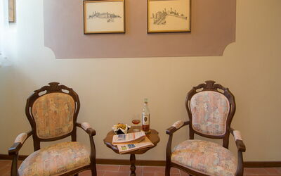 Appartamento 9 Sangiovese: Zimmer, Möbel, Tabelle, Stuhl, Interior Design, Haus, Fussboden, Wohnzimmer, End Table, Hartholz