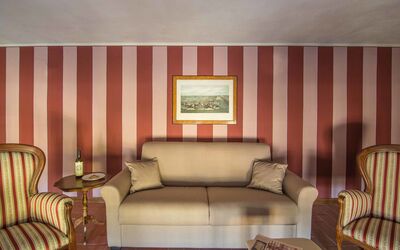 Appartamento 12 Malvasia: Zimmer, Wohnzimmer, Möbel, Interior Design, Eigentum, Couch, Wand, Vorhang, Suite, Fensterabdeckung