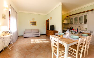 Serenella: Eigentum, Zimmer, Möbel, Gebäude, Fussboden, Interior Design, Haus, Grundeigentum, Tabelle, Wohnzimmer
