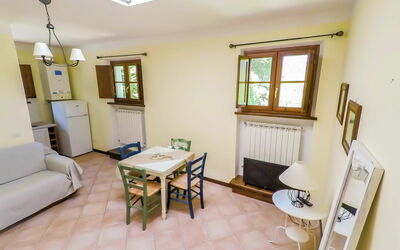 Turchina: Eigentum, Zimmer, Gebäude, Möbel, Haus, Interior Design, Fussboden, Grundeigentum, Wohnzimmer, Decke