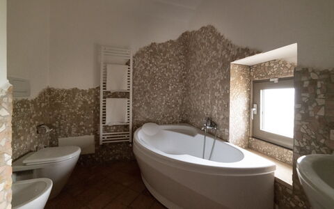 Masseria Lentisco: Badezimmer, Eigentum, Zimmer, Badewanne, Interior Design, Fussboden, Fliese, Wand, Armatur, Die Architektur