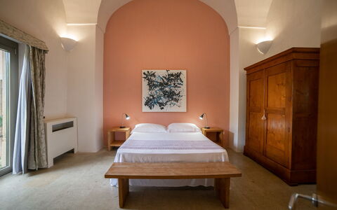 Masseria Lentisco: Zimmer, Möbel, Bett, Schlafzimmer, Eigentum, Interior Design, Bettrahmen, Fussboden, Gebäude, Bettdecke