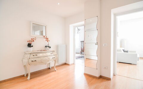 Residenza Bellagio: Eigentum, Zimmer, Weiss, Möbel, Fussboden, Interior Design, Holzboden, Gebäude, Decke, Haus