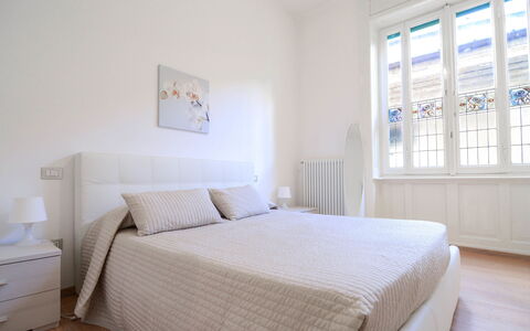 Residenza Bellagio: Schlafzimmer, Bett, Möbel, Eigentum, Zimmer, Bettdecke, Matratze, Bettrahmen, Bedding, Interior Design