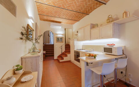 Marlene House: Möbel, Tabelle, Cabinetry, Pflanze, Countertop, Sinken, Küche, Holz, Interior Design, Blumentopf