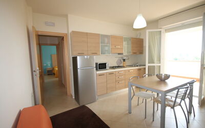 Trilo C (5Pax): Eigentum, Zimmer, Möbel, Gebäude, Küche, Fussboden, Interior Design, Haus, Grundeigentum, Cabinetry