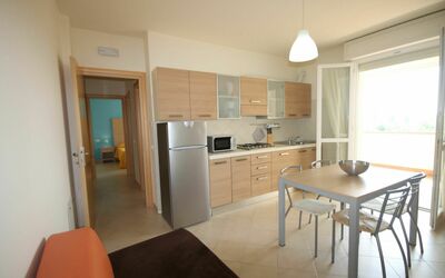 Trilo B (5Pax): Eigentum, Zimmer, Möbel, Gebäude, Küche, Fussboden, Interior Design, Haus, Grundeigentum, Cabinetry