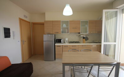 Bilo C (2Pax): Zimmer, Eigentum, Möbel, Gebäude, Fussboden, Interior Design, Küche, Haus, Cabinetry, Grundeigentum