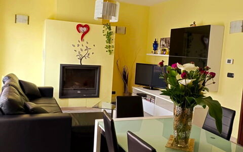Ai Cuori: Möbel, Interior Design, Wand, Flooring, Fussboden, Couch, Zimmer, Wohnzimmer, Decke, Beleuchtung