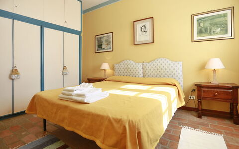 Borgo Antico Marina: Schlafzimmer, Bett, Zimmer, Möbel, Eigentum, Bettdecke, Bettrahmen, Wand, Bedding, Interior Design