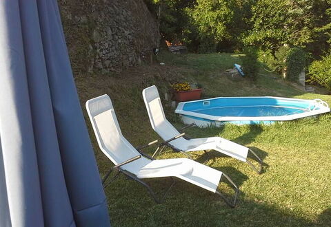 Emilia: Pflanze, Wasser, Gartenmöbel, Schatten, Schwimmbad, Gras, Freizeit, Baum, Rechteck, Landschaft