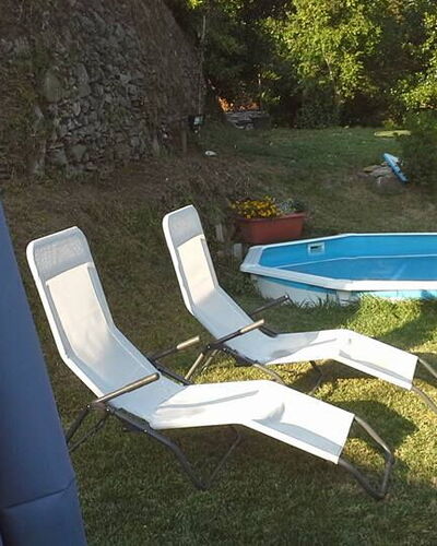 Emilia: Pflanze, Wasser, Gartenmöbel, Schatten, Schwimmbad, Gras, Freizeit, Baum, Rechteck, Landschaft