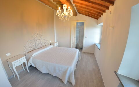 Villa Orchidea: Zimmer, Eigentum, Schlafzimmer, Möbel, Bett, Gebäude, Fussboden, Interior Design, Dachboden, Decke