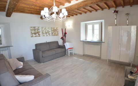 Villa Orchidea: Eigentum, Zimmer, Fussboden, Gebäude, Decke, Interior Design, Wohnzimmer, Haus, Möbel, Holzboden