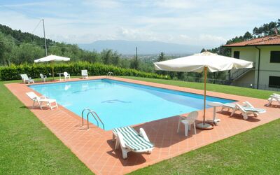 Villa Vaniglia: Schwimmbad, Eigentum, Freizeit, Gras, Freizeitzentrum, Resort, Grundeigentum, Schatten, Haus, Gebäude