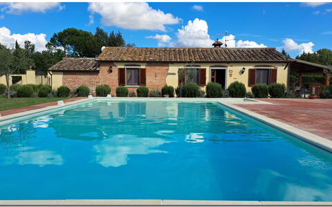 Villetta Di Cortona: Wasser, Wolke, Pflanze, Himmel, Gebäude, Schwimmbad, Natur, Azurblau, Fenster, Stuhl