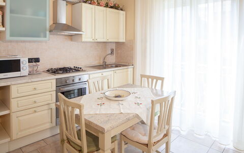 Evelyn Apartment - Diano Marina: Möbel, Eigentum, Zimmer, Interior Design, Gebäude, Küche, Fussboden, Cabinetry, Tabelle, Esszimmer
