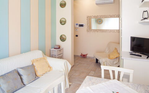 Evelyn Apartment - Diano Marina: Zimmer, Eigentum, Möbel, Interior Design, Gebäude, Haus, Wand, Wohnzimmer, Fussboden, Grundeigentum