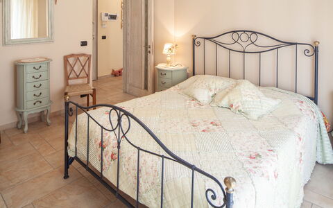Evelyn Apartment - Diano Marina: Schlafzimmer, Bett, Möbel, Zimmer, Bettdecke, Bettrahmen, Eigentum, Bedding, Eisen, Produkt