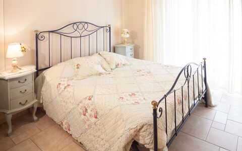 Evelyn Apartment - Diano Marina: Schlafzimmer, Bett, Möbel, Bettdecke, Zimmer, Bettrahmen, Eigentum, Produkt, Bedding, Matratze
