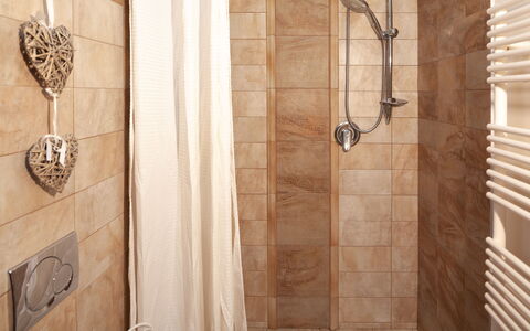 Evelyn Apartment - Diano Marina: Fliese, Eigentum, Zimmer, Fussboden, Tür, Wand, Interior Design, Vorhang, Beige, Flooring