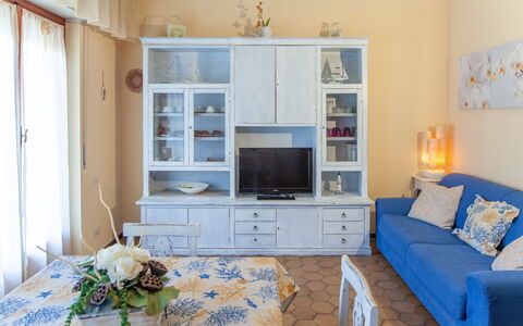 Eveten Apartments - Diano Marina: Möbel, Zimmer, Wohnzimmer, Blau, Eigentum, Interior Design, Wand, Zuhause, Gebäude, Gelb