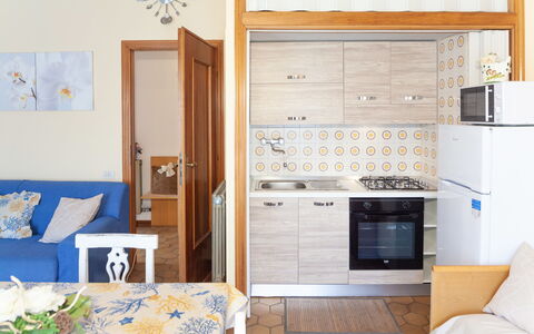 Eveten Apartments - Diano Marina: Zimmer, Möbel, Eigentum, Interior Design, Tür, Wand, Gebäude, Haus, Zuhause, Fussboden