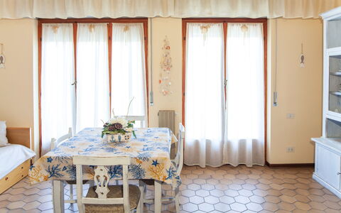 Eveten Apartments - Diano Marina: Zimmer, Möbel, Eigentum, Schlafzimmer, Interior Design, Fussboden, Vorhang, Haus, Bett, Wand