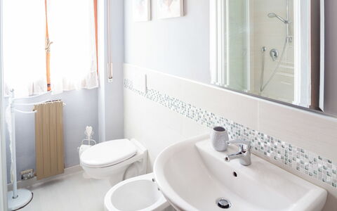 Eveten Apartments - Diano Marina: Badezimmer, Eigentum, Zimmer, Zapfhahn, Interior Design, Wand, Armatur, Fliese, Sinken, Badewanne