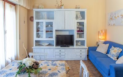 Eveten Apartments - Diano Marina: Möbel, Zimmer, Wohnzimmer, Blau, Eigentum, Interior Design, Wand, Zuhause, Gebäude, Gelb