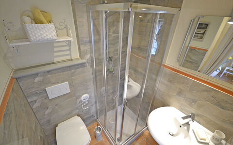 Appartamento Maccari: Eigentum, Badezimmer, Zimmer, Haus, Glas, Armatur, Interior Design, Fussboden, Fliese