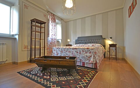 Appartamento Maccari: Zimmer, Fussboden, Eigentum, Möbel, Hartholz, Schlafzimmer, Holzboden, Interior Design, Gebäude, Bett