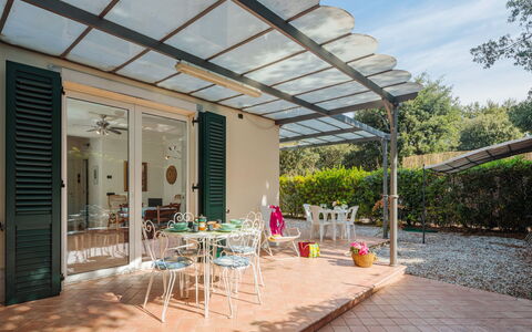 Marina Pietrasanta 255: Pflanze, Gebäude, Möbel, Tabelle, Himmel, Schatten, Stuhl, Gartenmöbel, Wolke, Haus