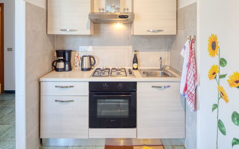 Olivi Del Mesco - Levanto: Zimmer, Eigentum, Küche, Cabinetry, Möbel, Herd, Gelb, Major Appliance, Countertop, Interior Design