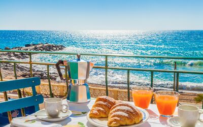 Il Balcone Sul Prino - Imperia: Essen, Geschirr, Tabelle, Himmel, Wasser, Eigentum, Möbel, Blau, Azurblau, Teller
